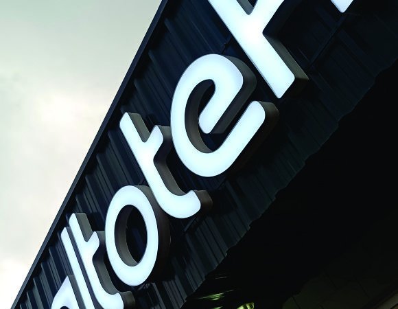 Corporeo en acrilico + iluminación interna